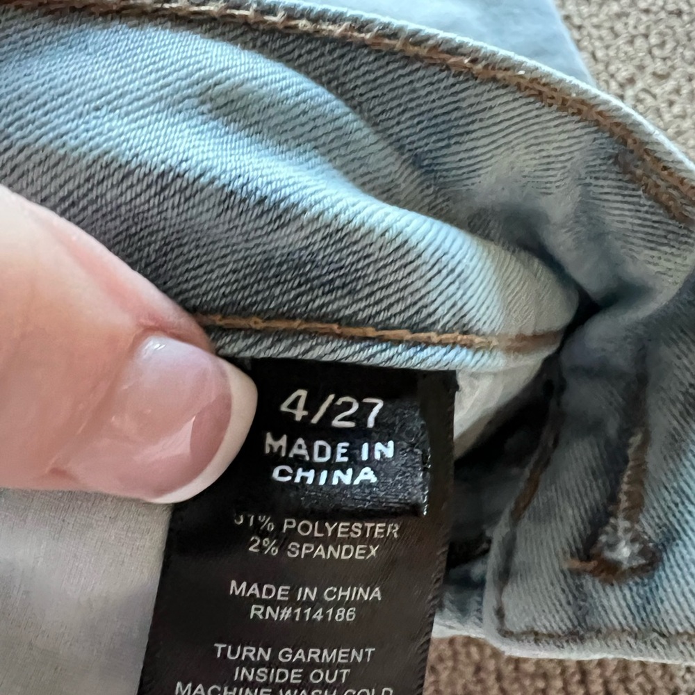 FRYE two pair of Classic Straight-Leg Jeans in Dark and Light Blue. - Picture 5 of 6